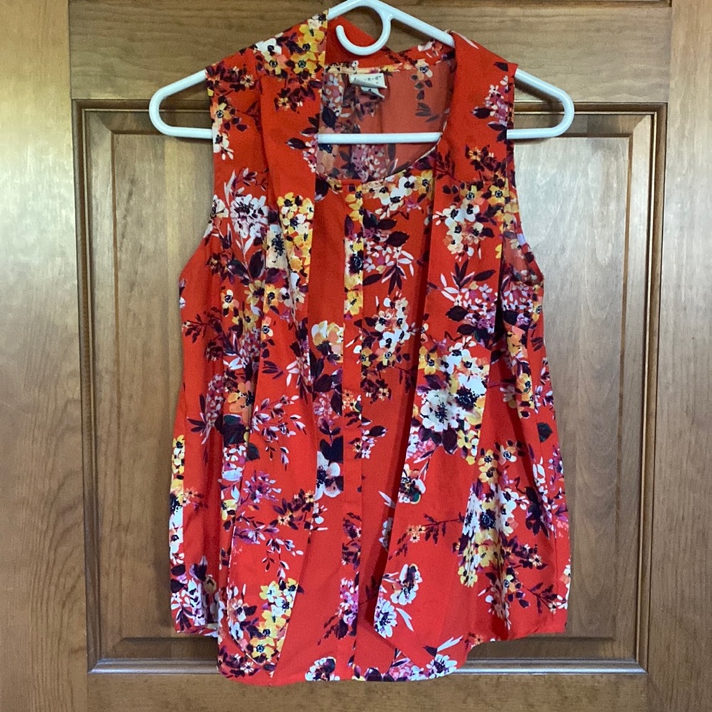 A New Day sleeveless flower top. Small.